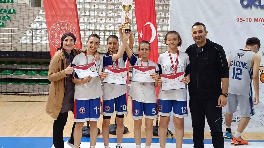 Ahmetli Gazi Ortaokulu sporcuları Türkiye 2'ncisi oldu