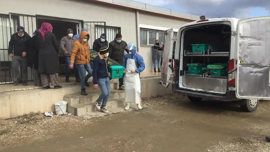 Aile katliamında ölen 3 kişinin cenazesi morgdan alındı