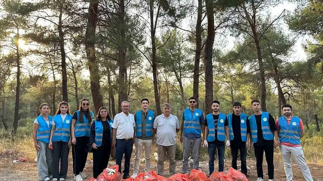 AK Parti'li gençlerden çevre temizliği