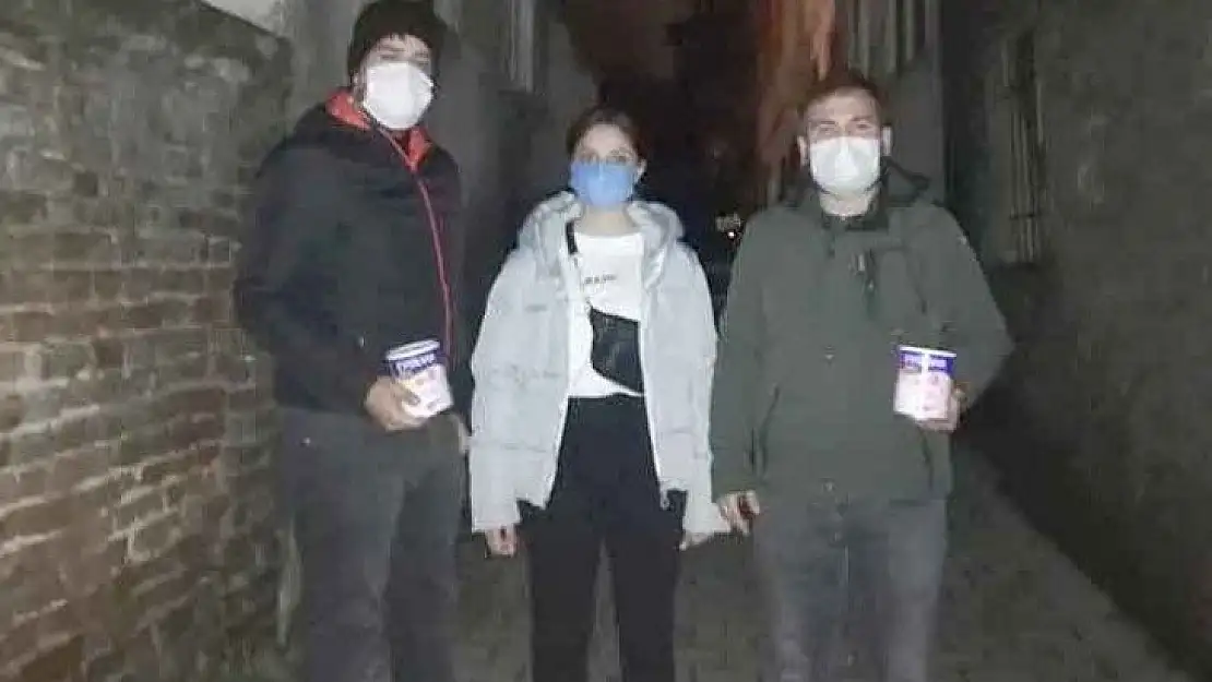 AK Partili gençlerden bebekli ailelere maması desteği