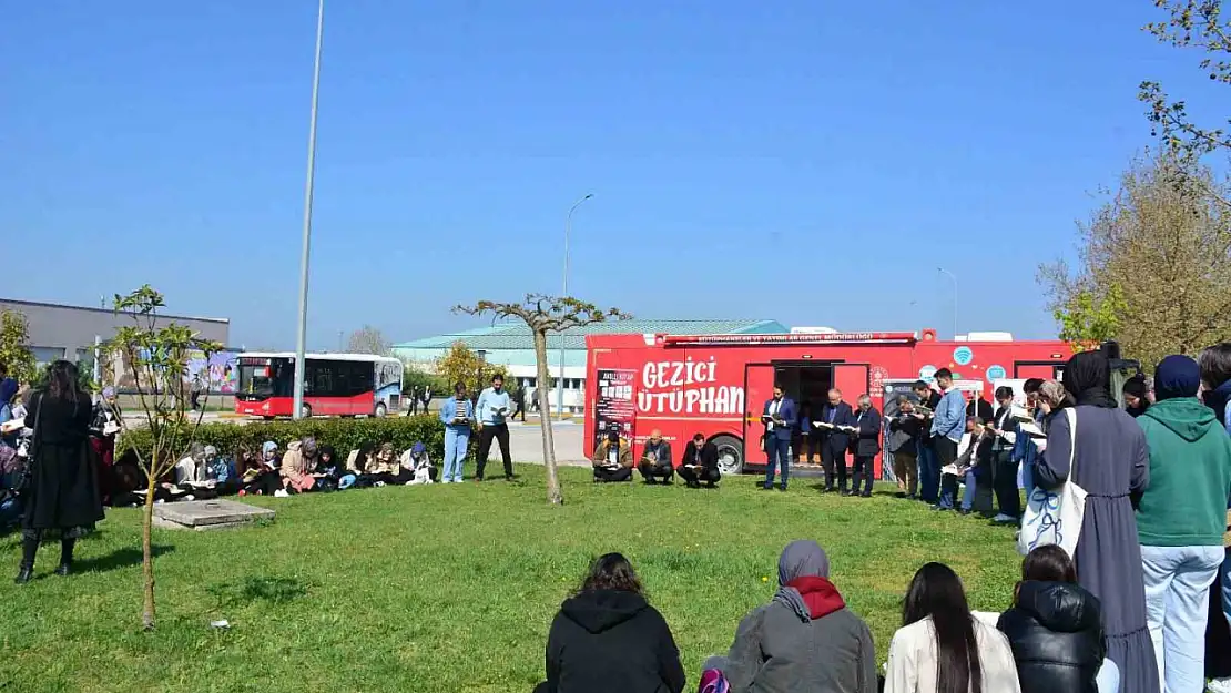 Akademisyenler ve öğrenciler kitap okudular
