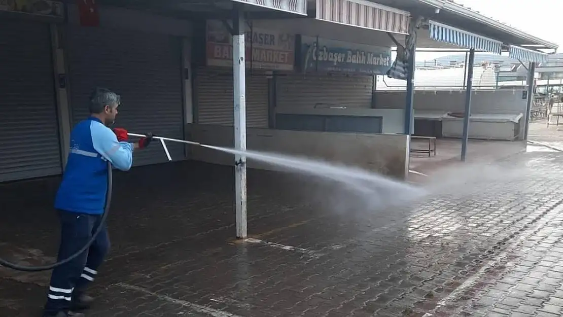 Akbük Semt Pazarı, belediye ekiplerince temizlendi