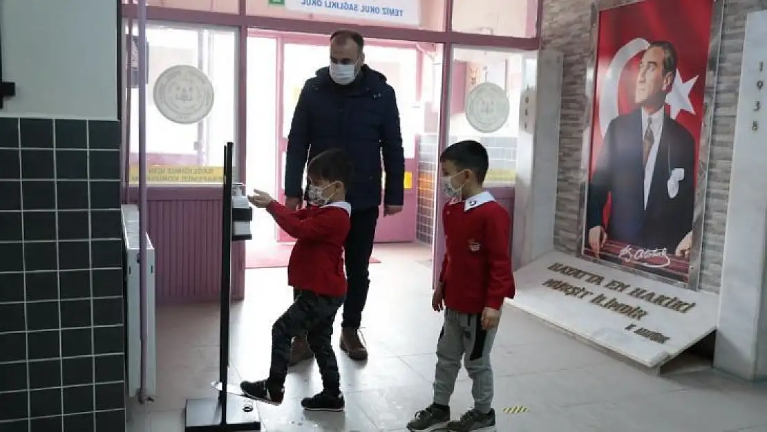 Akhisar Belediyesinden yüz yüze eğitime başlayan okullara destek