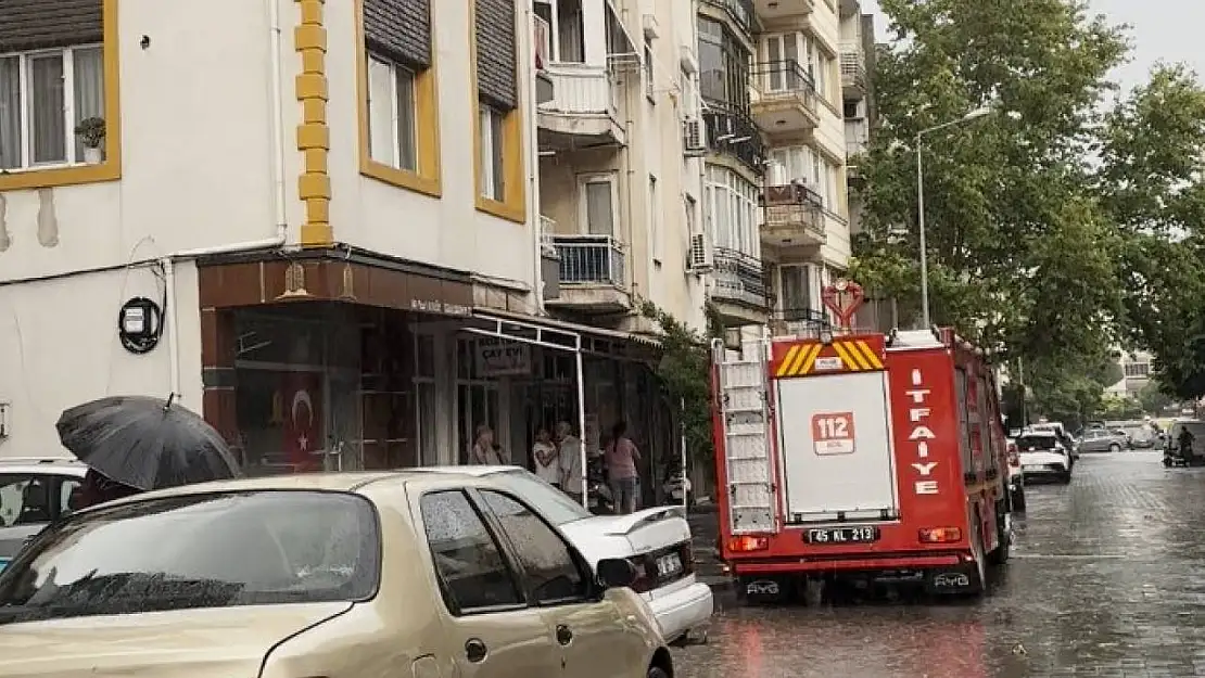 Akhisar'da apartmanın çatısına yıldırım düştü