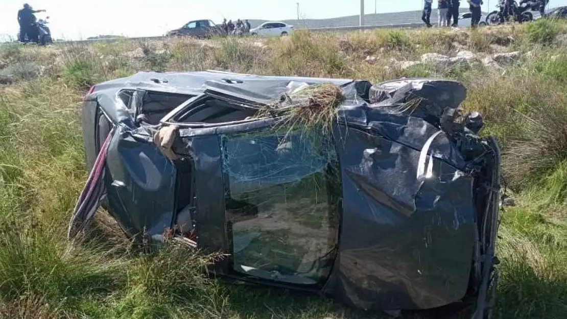 Alaçatı'da karşı şeride geçen araç takla attı: 1 ölü, 1 ağır yaralı
