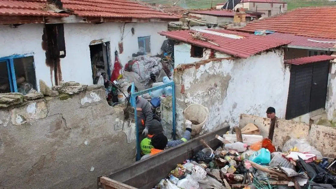 Alaşehir'de çöp evlerden 20 traktör çöp çıkarıldı