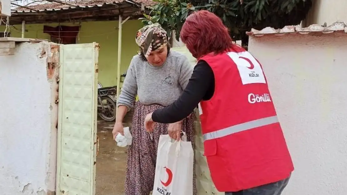 Alaşehir'de Kızılay'dan ihtiyaç sahiplerine yardım malzemesi