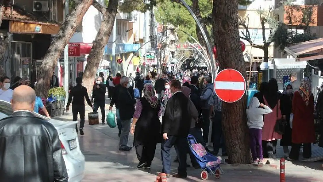 Alaşehir'de tehlikeli kalabalık
