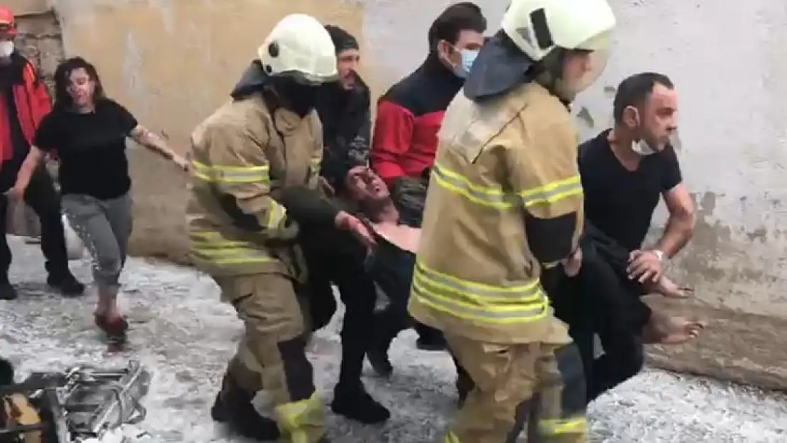 Alevlerin içinde kalan hurdacıyı itfaiye kurtardı
