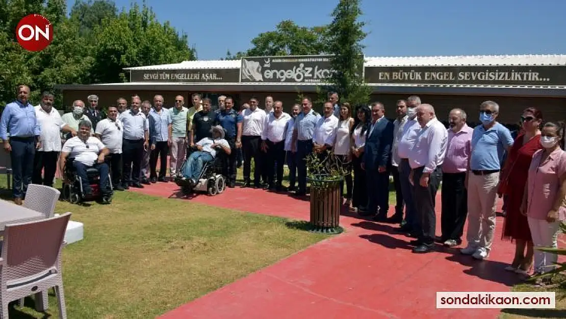 Aliağa'da mülki erkan ve vatandaşlar Engelsiz Yaşam Parkı'nda bayramlaştı