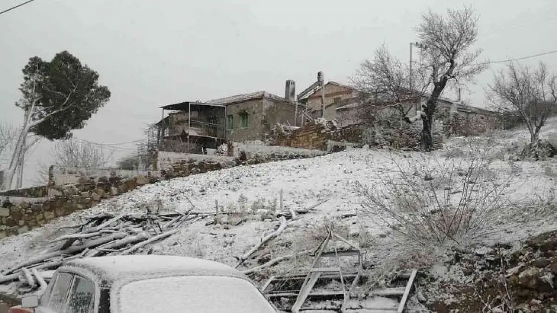 Aliağa'ya yılın ilk karı düştü