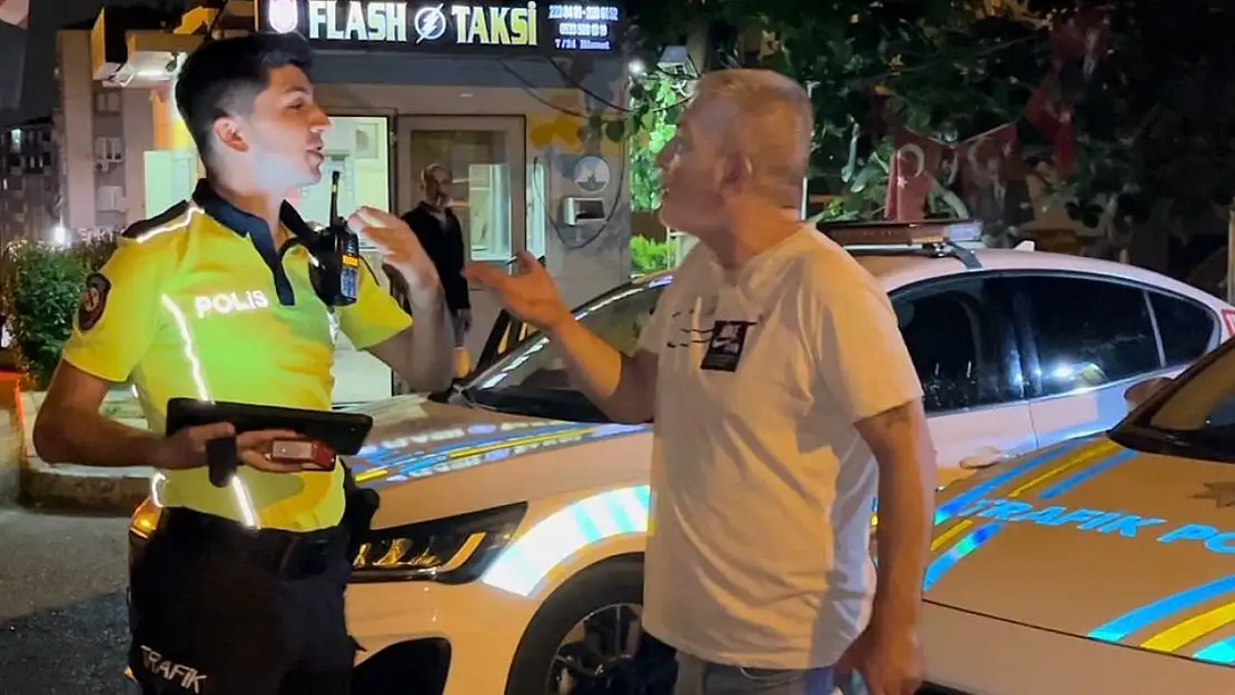 Alkollü sürücü polisleri sabır sınavından geçirdi...Ehliyeti 2041 yılına kadar olmayacak
