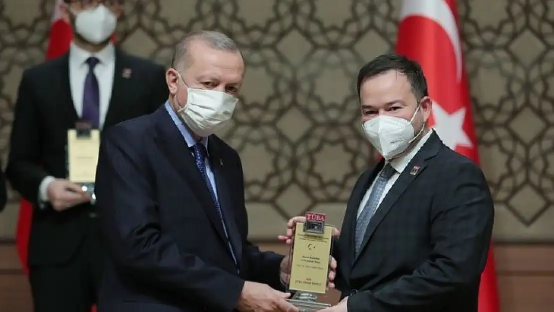 Altay Tayfun Özcan ödülünü Cumhurbaşkanı Erdoğan'ın elinden aldı