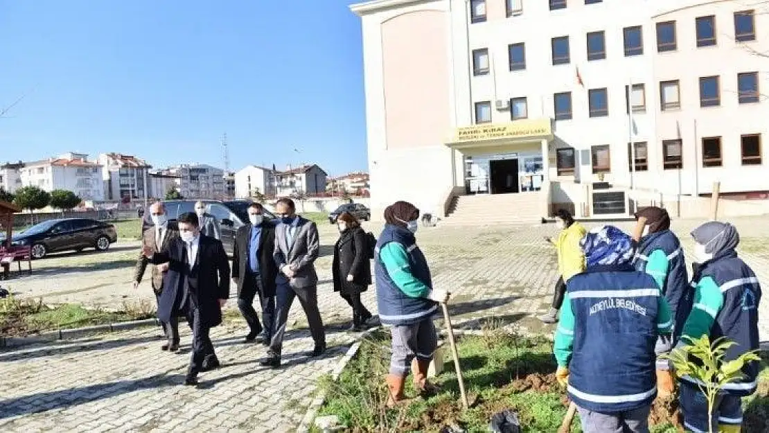 Altıeylül Belediyesinden liseye ağaçlandırma