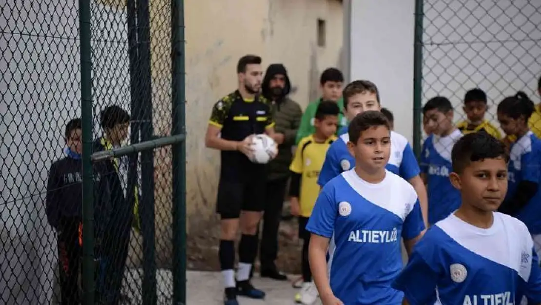 Altıeylül çocuk futbol turnuvası başladı