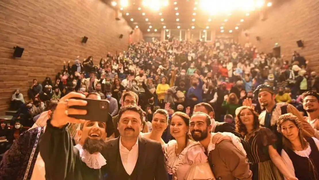 Altıeylül'de tiyatrolar kapalı gişe oynuyor
