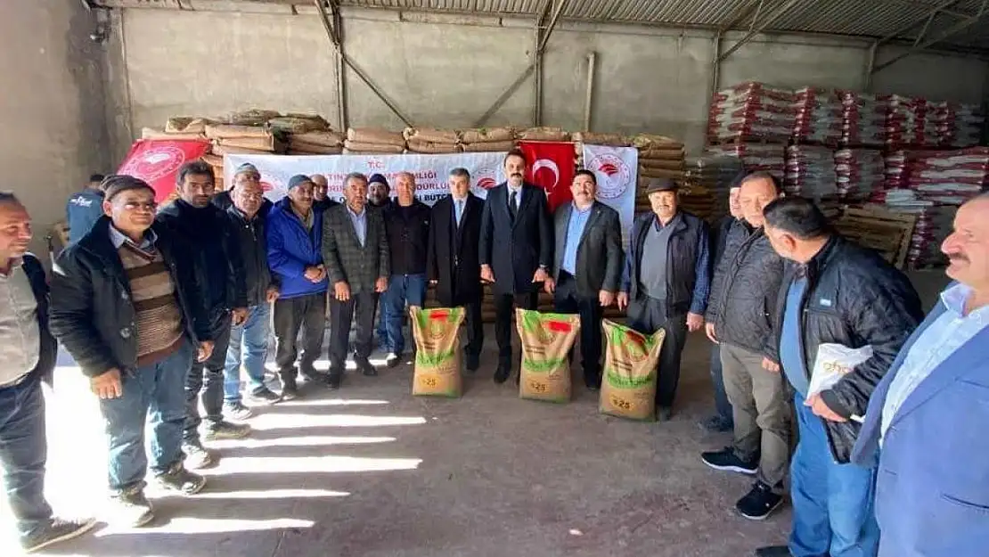 Altıntaş'ta 532 üreticiye yüzde 50 hibeli 98 ton 550 kilo buğday tohumu dağıtıldı