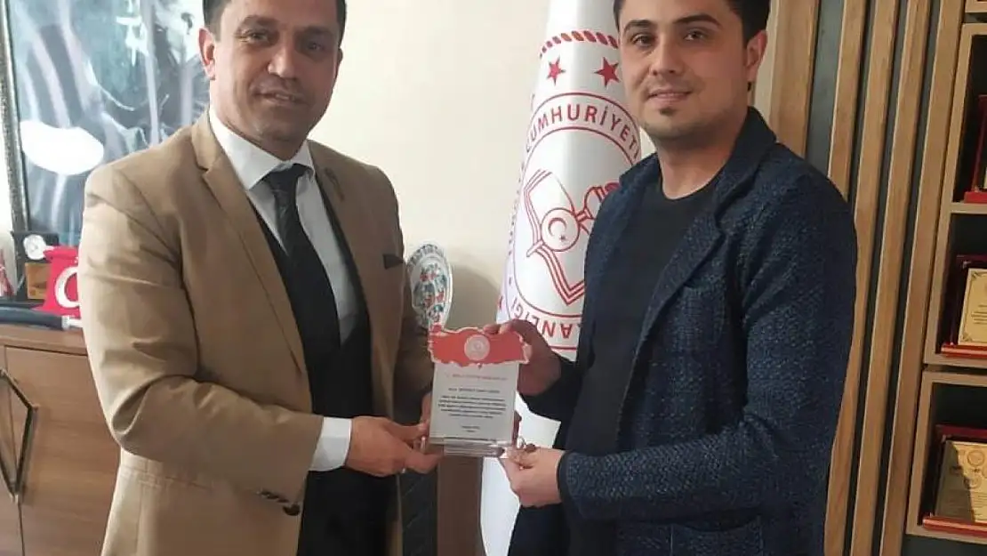 Altıntaş'ta deprem bölgesinde görev yapan öğretmenlere plaket