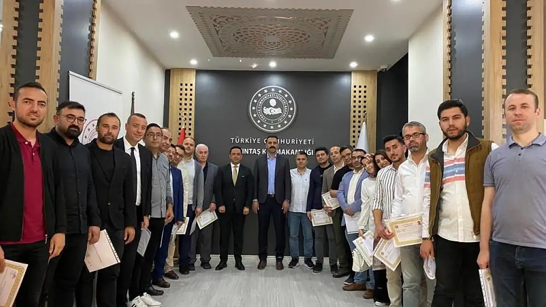Altıntaş'ta deprem bölgesinde ve hayır çarşısında görev alan milli eğitim personeline başarı belgesi