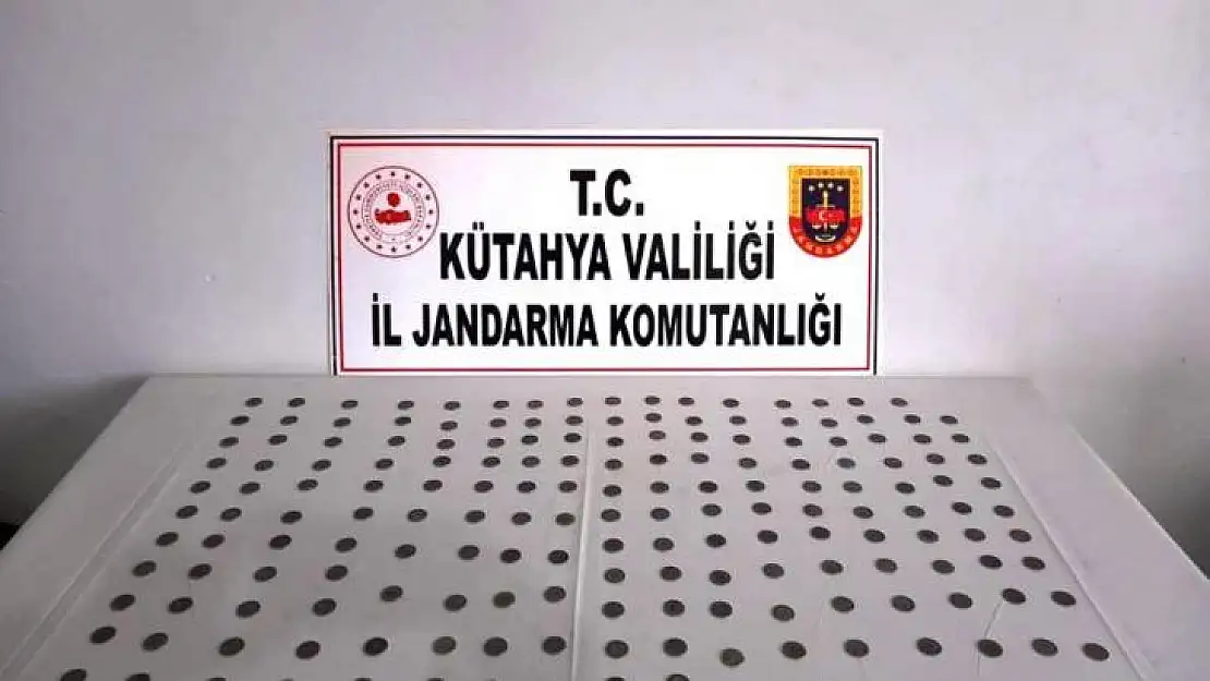 Altıntaş'ta tarihi eser operasyonunda 200 gümüş sikke ele geçirildi