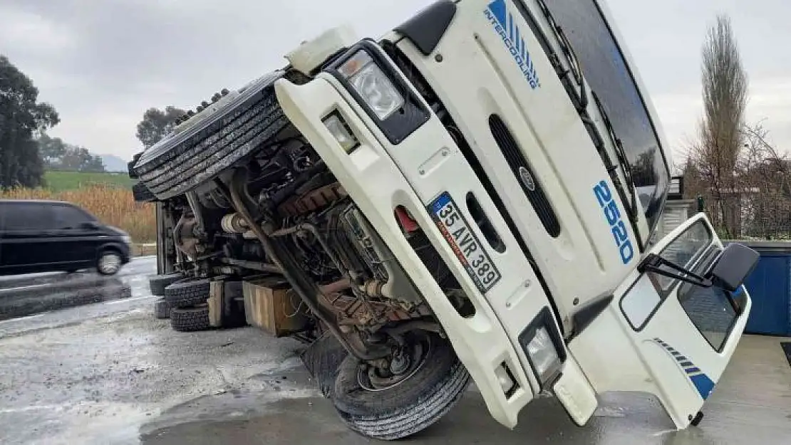 Ani dönüş yapmak isteyince, malzeme yüklü kamyon devrildi