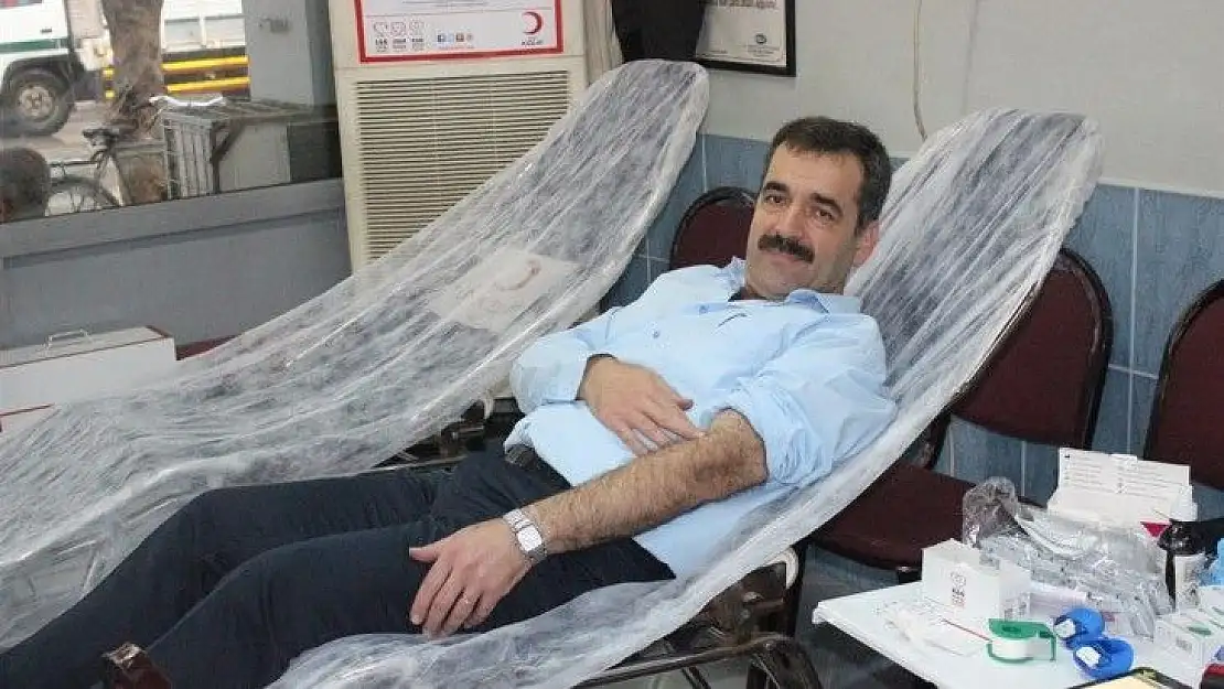 Annesini kanserden kaybetti, hayatını kan bağışına adadı