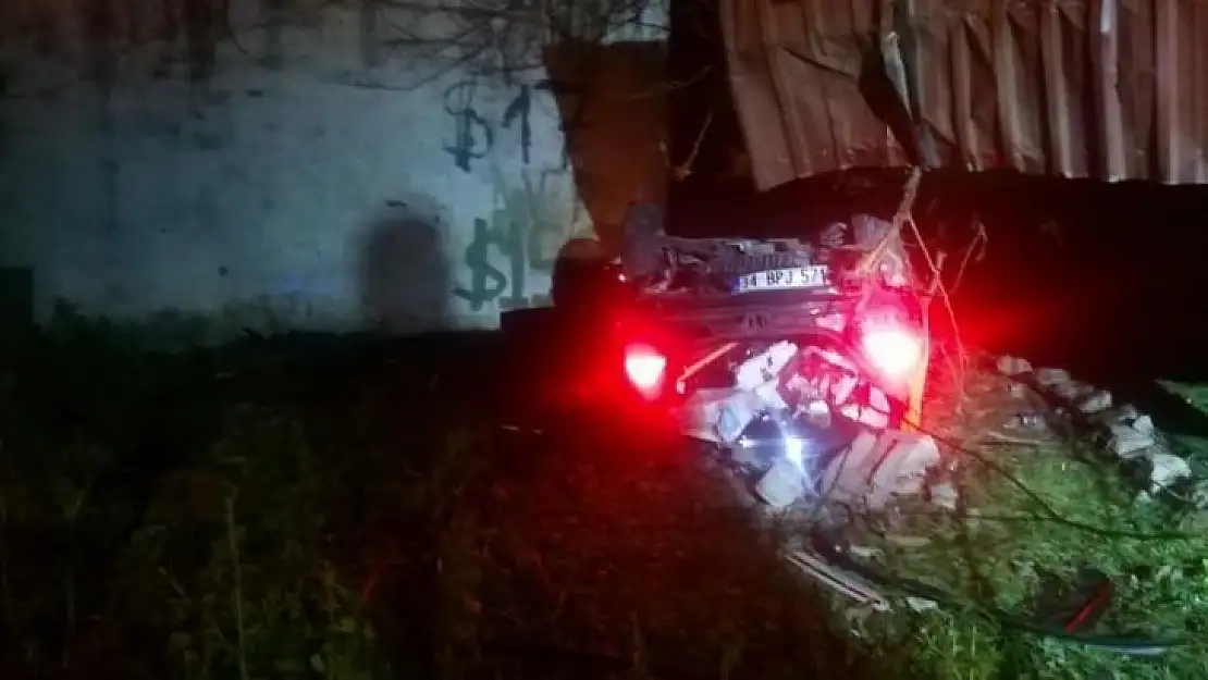 Araç içerisinde sıkışan iki yaralıyı itfaiye kurtardı