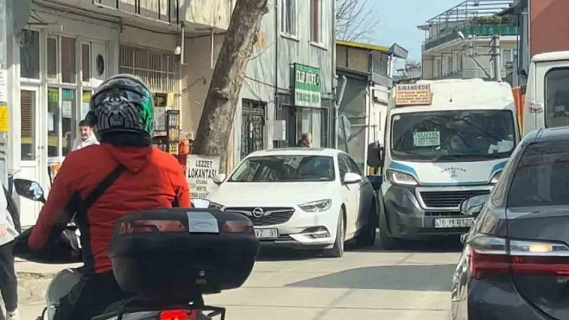 Aracı yola bırakıp gitti, metrelerce araç trafiği oluştu