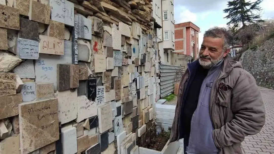Aşıklar evin duvarlarını şiir kitabına çevirdi