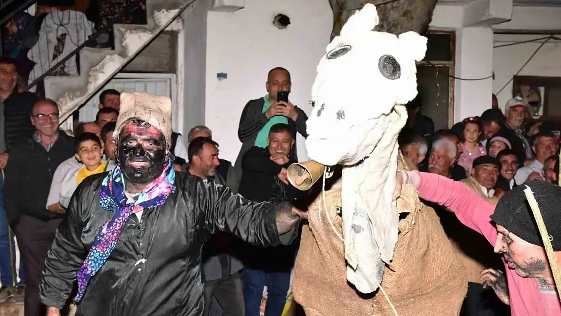 Asırlık 'deve oyunu' Sındırgı'da canlandırıldı