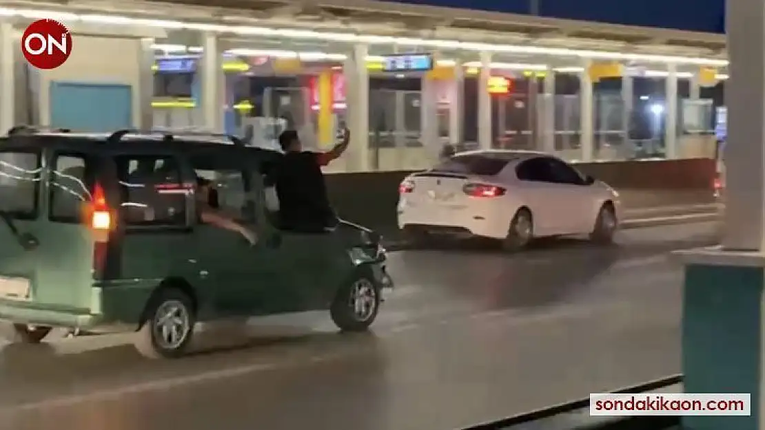 Asker konvoyunda araçlardan sarkıp selfie yaptılar...O anlar kameralara yansıdı