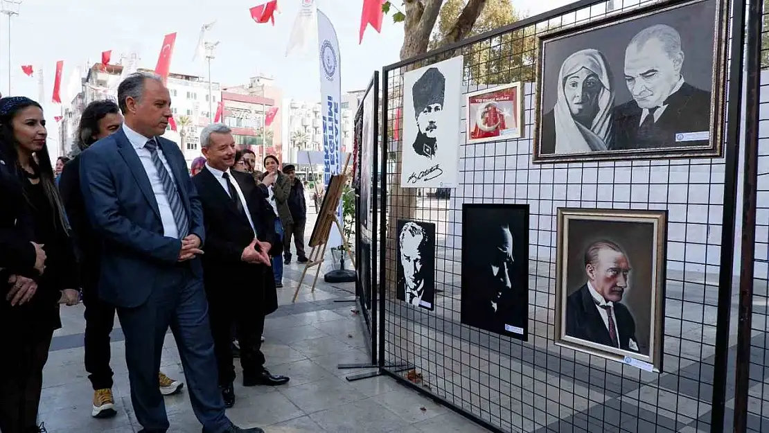 Atatürk'ü anlatan resimler duygusal anlar yaşattı