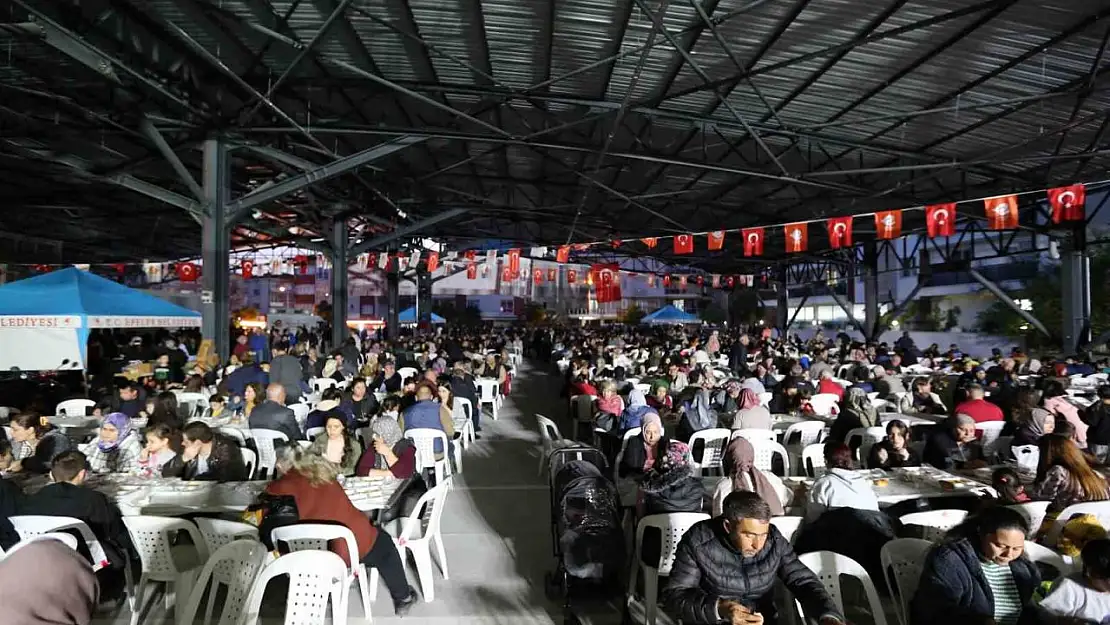 Atay hizmete açtğı Adnan Menderes Kapalı Pazar Yeri'nde mahalle sakinleriile iftar açtı