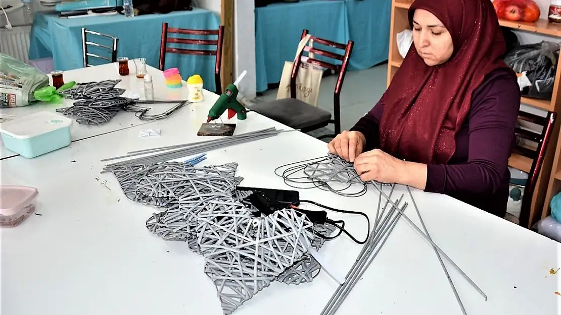 Atık gazeteler hediyelik eşyaya dönüşüyor