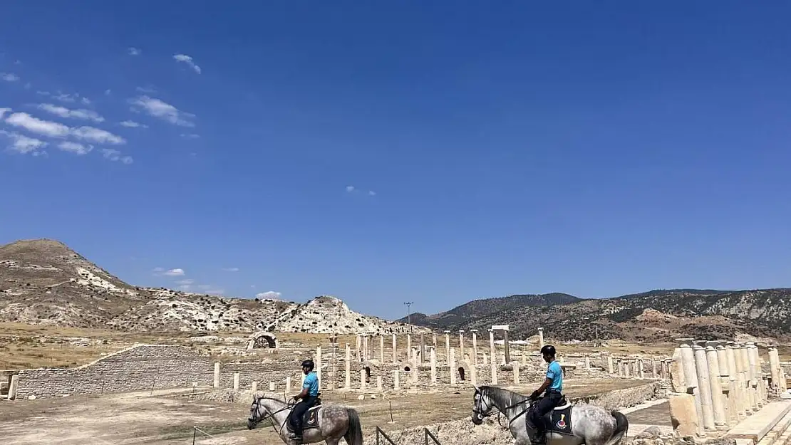 Atlı jandarma timi Tripolis'te devriye gezdi