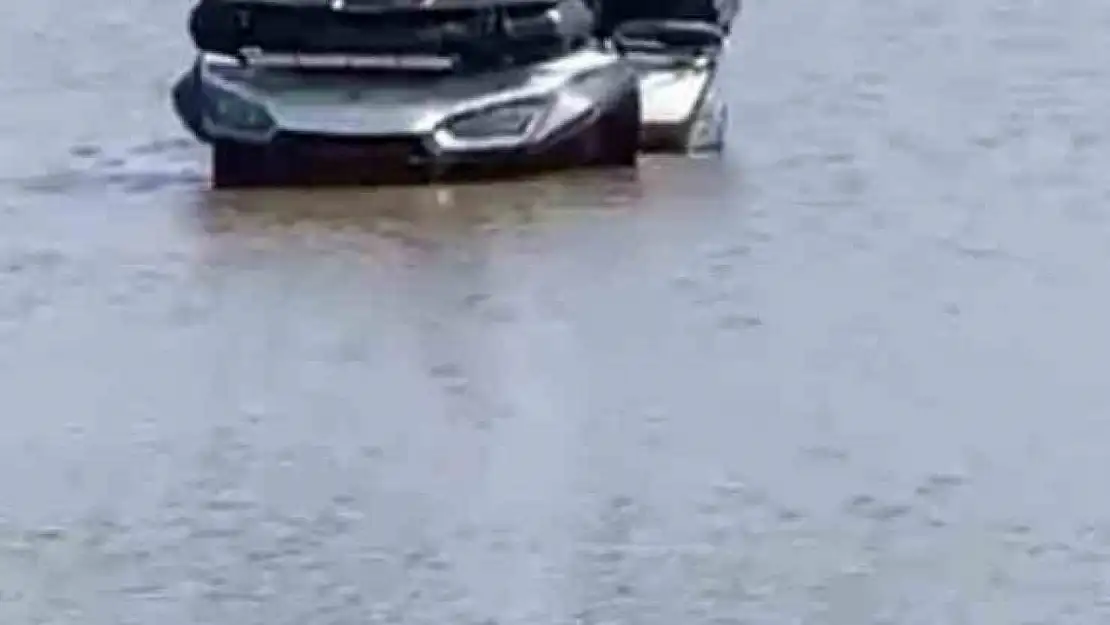 ATV ile girdiği gölde balçığa saplandı