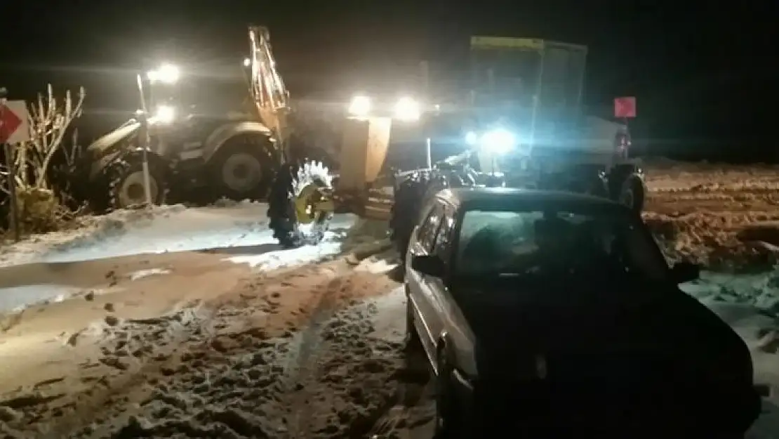 Aydın Büyükşehir Belediyesi ekipleri karla mücadele çalışmalarını sürdürüyor