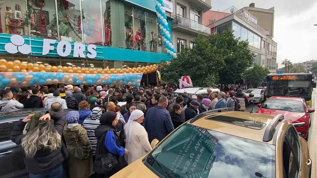 Aydın'da AVM açılışı kaosa dönüştü: Trafik kilitlendi, sıra kavgaları yaşandı