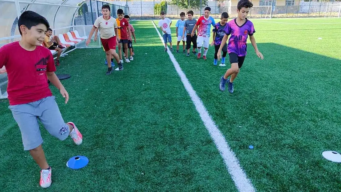 Aydın'da çocuklar hem eğleniyor hem sporu seviyor