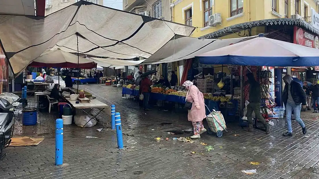 Aydın'da sağanak yağıştan, Salı Pazarı esnafı da etkilendi