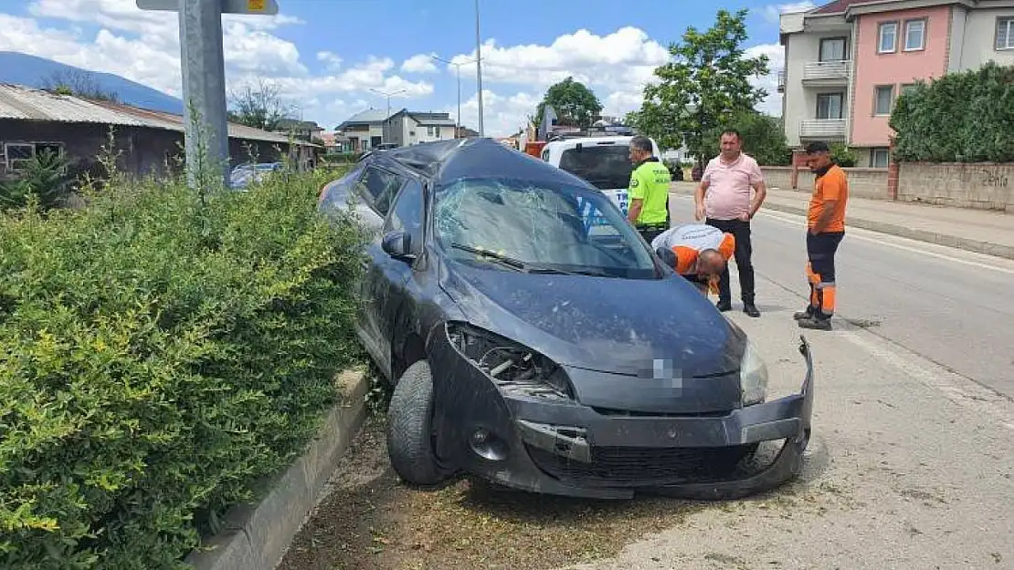 Aydınlatma direğine çarpıp devrildi