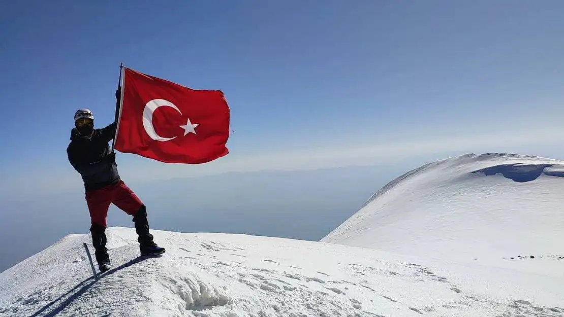 Aydınlı dağcı, Türkiye'nin çatısına tırmandı