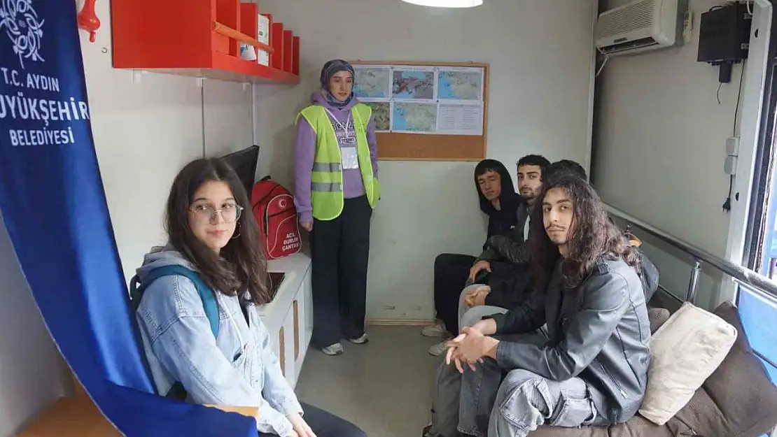 Aydınlılar deprem simülatöründe 7.4 şiddetinde depremi yaşıyor