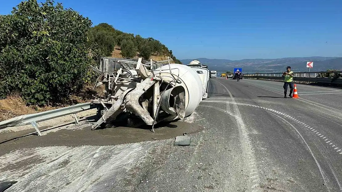 Aynı firmaya ait iki beton mikseri kafa kafaya çarpıştı: 1 ölü, 1 ağır yaralı