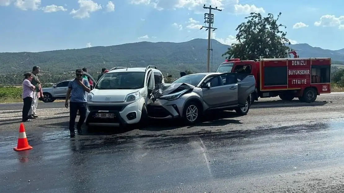 Aynı yöne giden 2 otomobil çarpıştı 6 yaralı