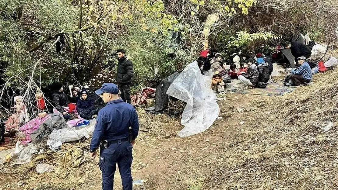 Ayvacık'ta 44 kaçak göçmen ile 1 göçmen kaçakçısı yakalandı