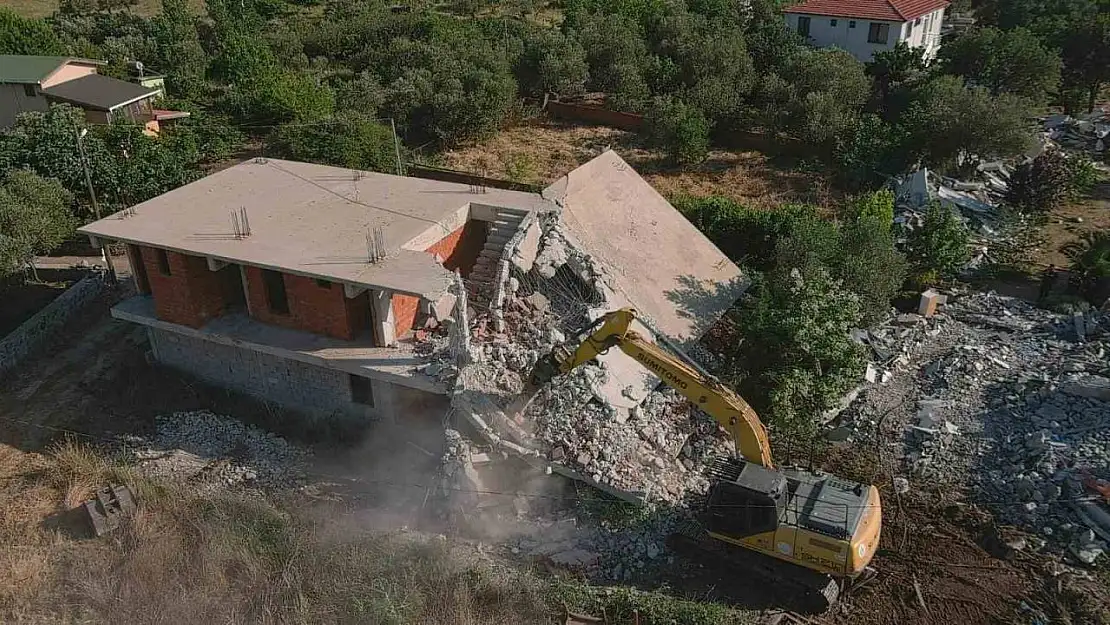 Ayvacık'ta 52 kaçak yapı yıkıldı