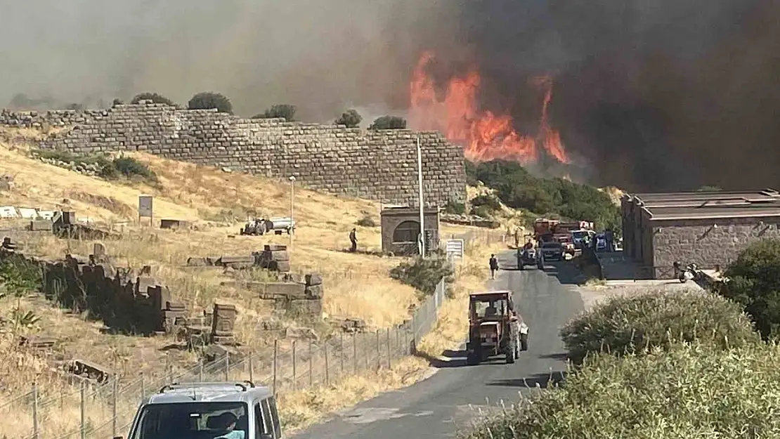 Ayvacık'ta makilik alanda çıkan yangın antik kente sıçradı