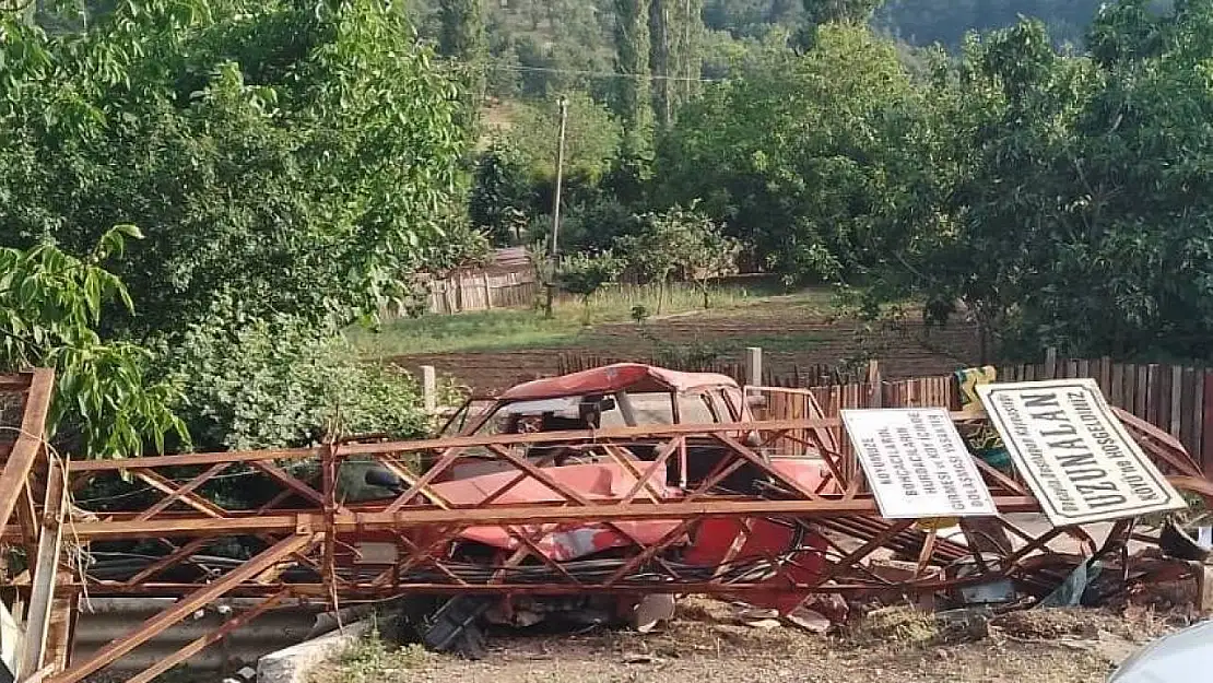 Ayvacık'ta otomobil elektrik direğine çarptı: 2 ağır yaralı