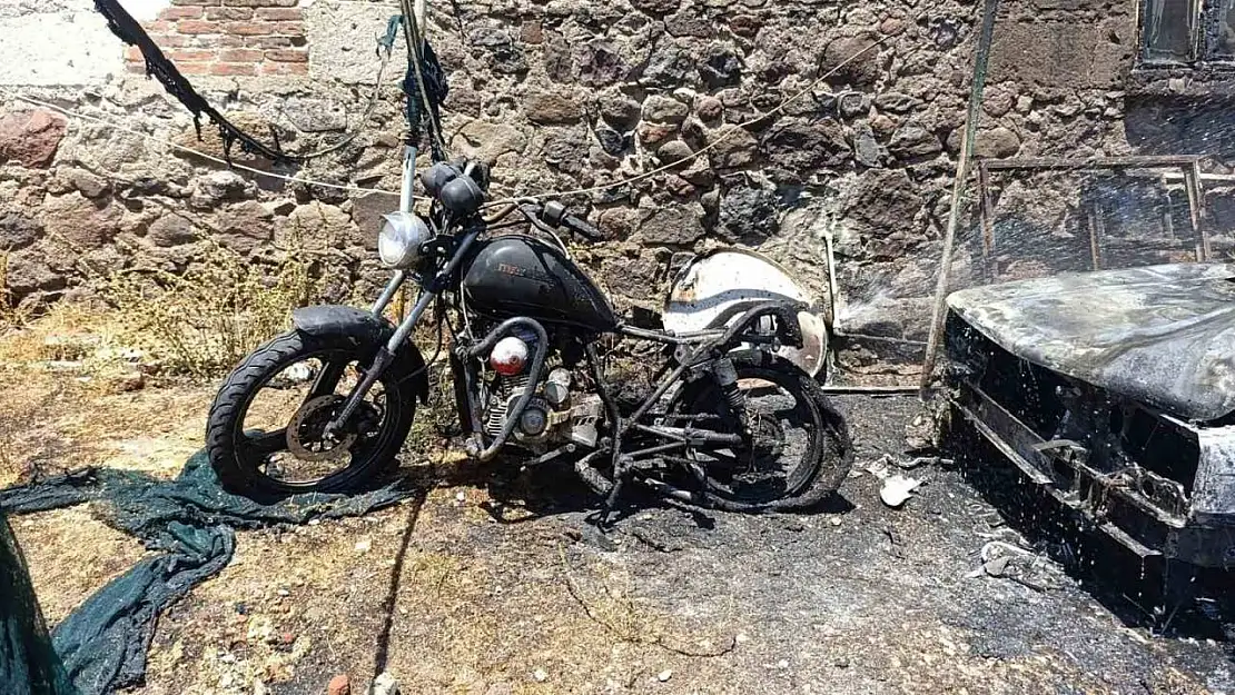 Ayvacık'ta park halindeki otomobil ile motosiklet yandı